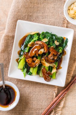 Sarımsaklı istiridye soslu kızarmış Hong Kong Kale heyecan