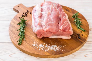 taze domuz ham filetosu ahşap tahta üzerinde