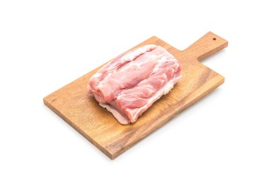 Beyaz arka planda izole edilmiş taze domuz filetosu.