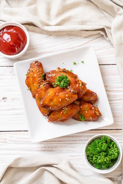 Beyaz susamlı ızgara tavuk kanadı.