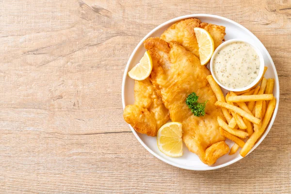 Balık ve patates kızartması. Sağlıksız yiyecekler.