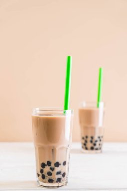 kabarcık ile buzlu süt çay