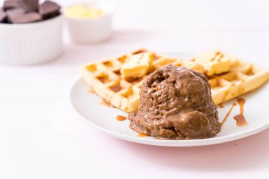 Çikolatalı dondurma waffle ve karamel sos ile