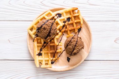 Çikolatalı dondurma waffle ve çikolata sosu ile