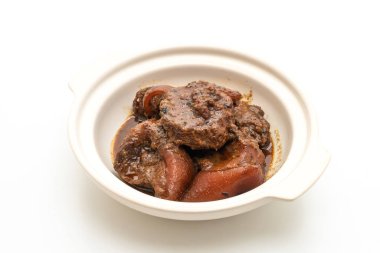 Beyaz arka plan üzerinde izole ot ile domuz eti güveç