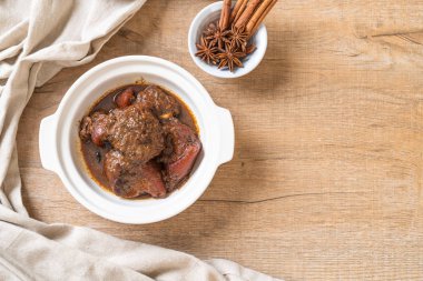 herb - Phuket Tayland geleneksel gıda tarzı ile domuz eti güveç