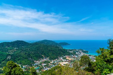 Phuket şehir manzarası ile deniz plaj ve mavi gökyüzü