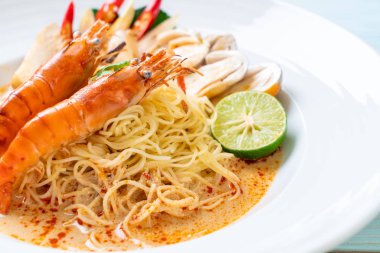 Baharatlı karides spagetti makarna (Tom Yum Goong) - İtalyan Füzyon gıda tarzı