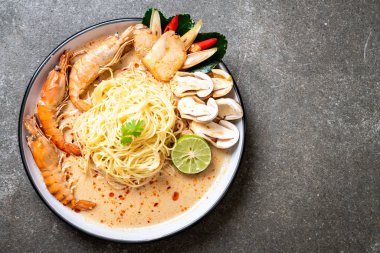 Baharatlı karides spagetti makarna (Tom Yum Goong) - İtalyan Füzyon gıda tarzı