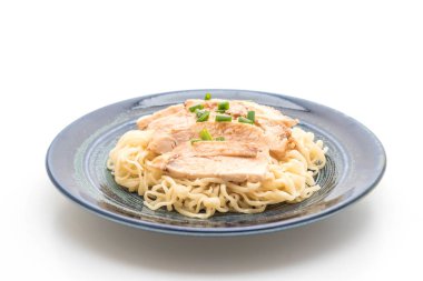 Beyaz arka plan üzerinde izole Kızartma tavuk şehriye