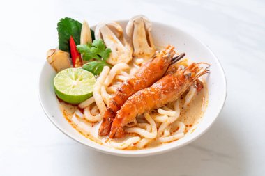 Baharatlı karides udon ramen noodle (Tom Yum Goong) - Japon füzyon gıda tarzı