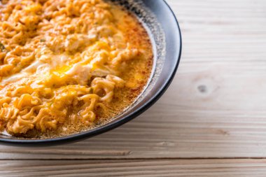 Tay baharatlı şehriye kase (Tom Yum Kung)