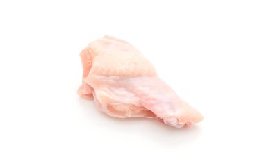 Beyaz arka plan üzerinde izole tavuk kanadının taze çiğ baget