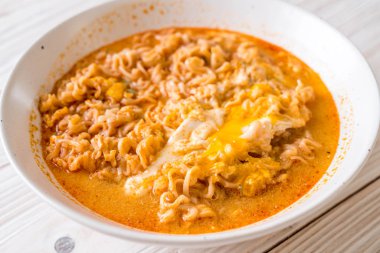 Tay baharatlı şehriye kase (Tom Yum Kung)