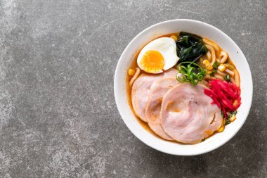 Baharatlı miso udon ramen noodle ile domuz eti - Japon gıda tarzı