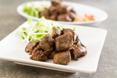 Masanın üzerine sebzeli dana biftek