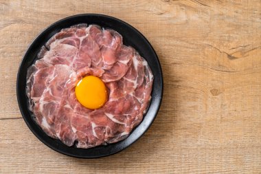 taze dilimlenmiş domuz ham yumurta pişirme veya shabu shabu ve sukiyaki yapma ile