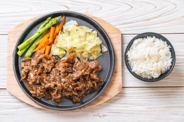 sıcak plaka - Asya tarzı domuz biftek dilimlenmiş