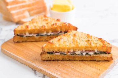 fırında ıspanak ve Jambonlu sandviç sos ile