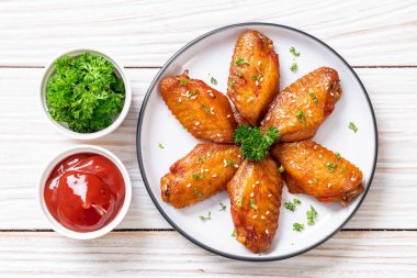 Beyaz susamlı ızgara tavuk kanadı.