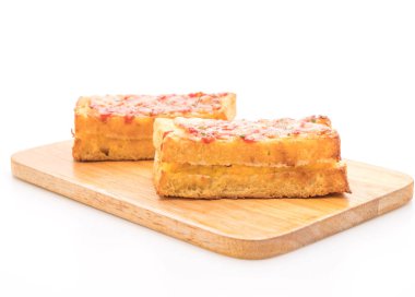 Beyaz arka plan üzerinde izole soslu sandviç croque monsieur pastırma ve yumurta