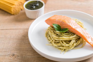 makarna spagetti pesto yeşil ve salmon - İtalyan gıda tarzı