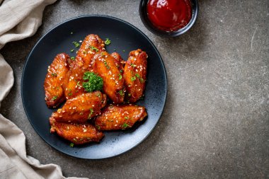 Beyaz susamlı ızgara tavuk kanadı.