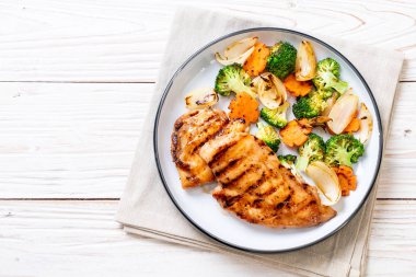 çukurunu tavuk göğsü biftek sebze (brokoli, havuç, soğan ile)