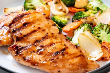 çukurunu tavuk göğsü biftek sebze (brokoli, havuç, soğan ile)