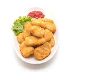 Beyaz arka plan üzerinde izole soslu tavuk nuggets