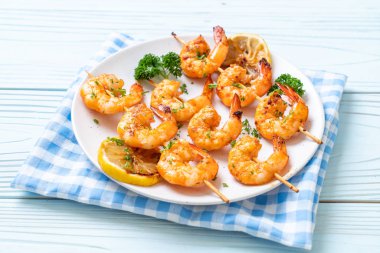 Limon - deniz ürünleri tarzı ile ızgara kaplan karides şiş