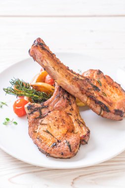 domuz eti biftek plaka üzerinde