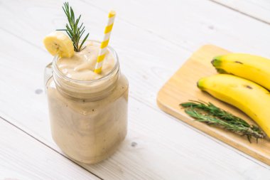 muz smoothies cam ahşap masa üzerinde