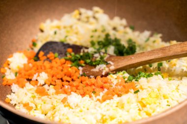 Pan kızarmış pilav pişirme