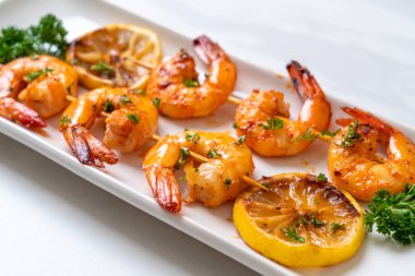 Limon - deniz ürünleri tarzı ile ızgara kaplan karides şiş