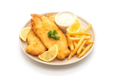 Balık ve cips beyaz arka plan üzerinde izole patates kızartması ile