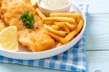 Balık ve patates kızartması. Sağlıksız yiyecekler.