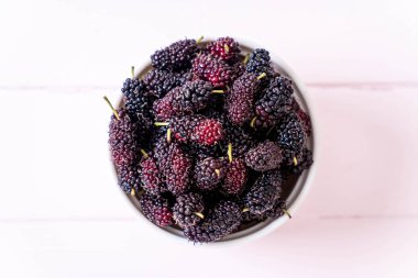 ahşap masa taze dut kase