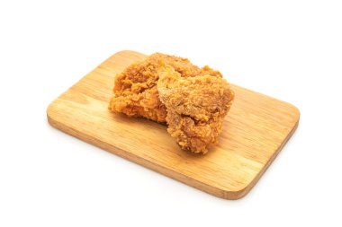 Beyaz arka plan üzerinde izole kızarmış tavuk yemek (abur cubur ve sağlıksız yiyecek)