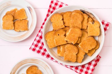 tost sarımsak ekmek plaka üzerinde