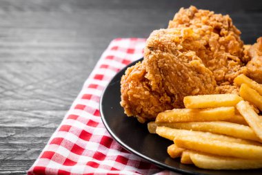 Kızarmış tavuk, patates kızartması ve nugget yemeği. Abur cubur ve sağlıksız yemek.