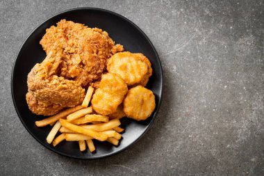 Kızarmış tavuk, patates kızartması ve nugget yemeği. Abur cubur ve sağlıksız yemek.