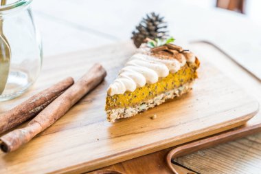 kabak pasta kek ahşap plaka üzerinde