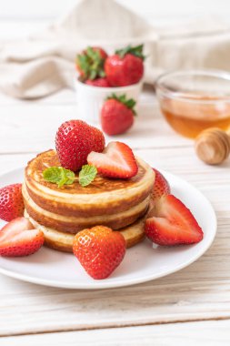 taze çilek ile sufle gözleme