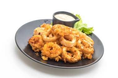 Kızarmış squids ve beyaz arka plan üzerinde izole soslu ahtapot (kalamar)