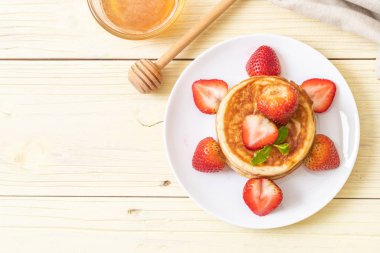 taze çilek ile sufle gözleme