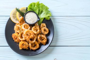 Kızarmış squids ve ahtapot (kalamar) soslu - sağlıksız gıdalar