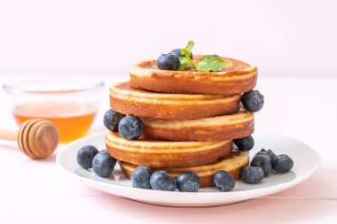 Taze yaban mersinli gözleme.