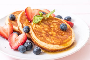 taze yaban mersini, taze çilek ve bal ile sufle gözleme