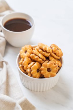 Hindistan cevizli bisküvi ve ananas reçeli.